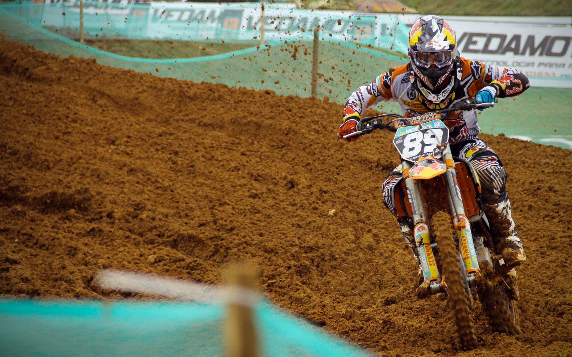 田径赛场焦点！美国队对阵巴西队，超级对决，球迷热情点燃赛场